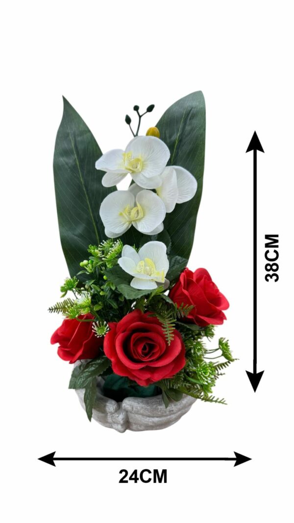 MAIN BÉTON AVEC ROSES ET ORCHIDÉES H 38 X 24 CM